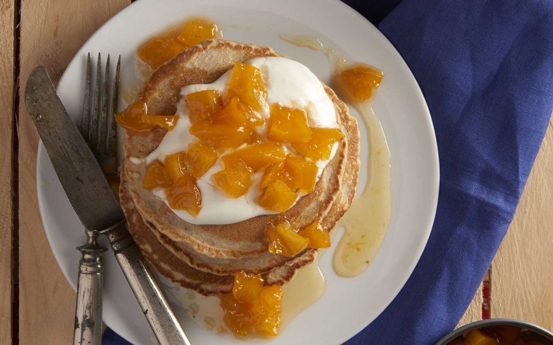 Hotcakes de Campeones con Duraznos en Rebanadas Del Monte®