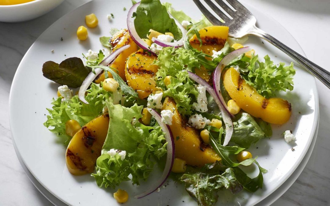 Ensalada de Duraznos en Rebanadas Del Monte® a la parrilla