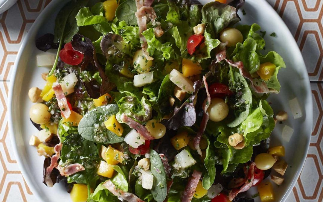 Ensalada con Coctél de Frutas Del Monte®, Tocino y Vinagreta de Tomillo